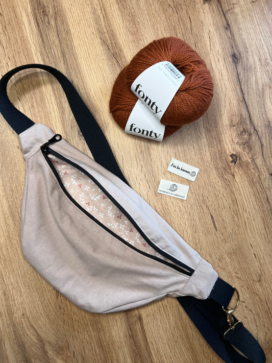 Kit sac banane bandoulière GIGI BANANA personalisable (37 cm x 19 cm) = patron de tricot PDF + doublure + laine. Qualité artisanale